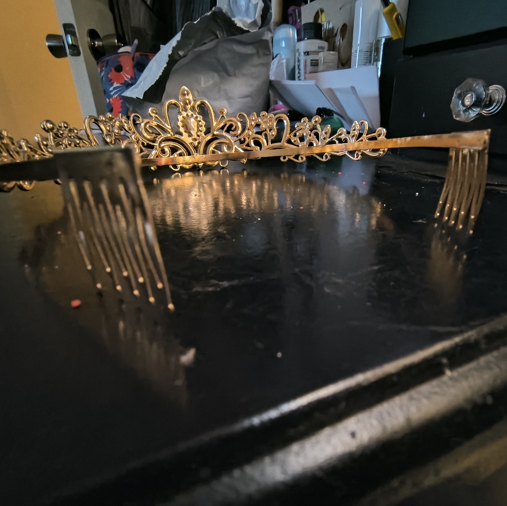 3/20$*Elegant Gold Tiara - Picture 3 of 8
